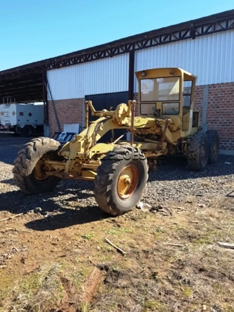 LOTE 020 - Sucata da Motoniveladora, modelo 120B, marca CATERPILAR,  ano de fabricação 1977, cor amarela