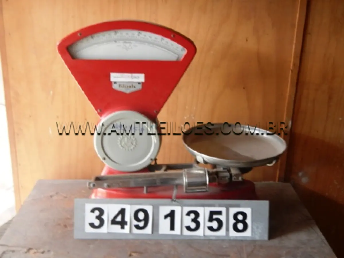 LOTE 006 - 03 Aparelhos casa grande  Aparelho de raio X – F-1060 Apontador manual c/8 orifícios 02 Bicos de Bunsen p/gás engarrafado 08 Cilindros de compactação 05 Cilindros de compactação p/ensaio  01 Cilindros de compactação p/ensaio CBR 09 Cilindros p/moldagem de