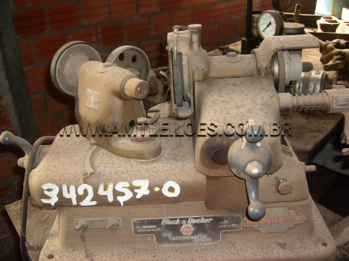 LOTE 023 - APARELHO PARA ENSAIO DE ABRASAO, 110/220 VOLTS BOMBA MANUAL PARA ABASTECIMENTO DE COMBUSTIVEL, MOD. 2167 CARRINHO DE ACO COM CORRENTE PARA TALHA CAVALETE PARA OFICINA PARA MONTAGEM E DESMONTAGEM DE MOTORESMERCEDES BENZ COFRE BLINDADO DE ACO COFRE DE ACO C