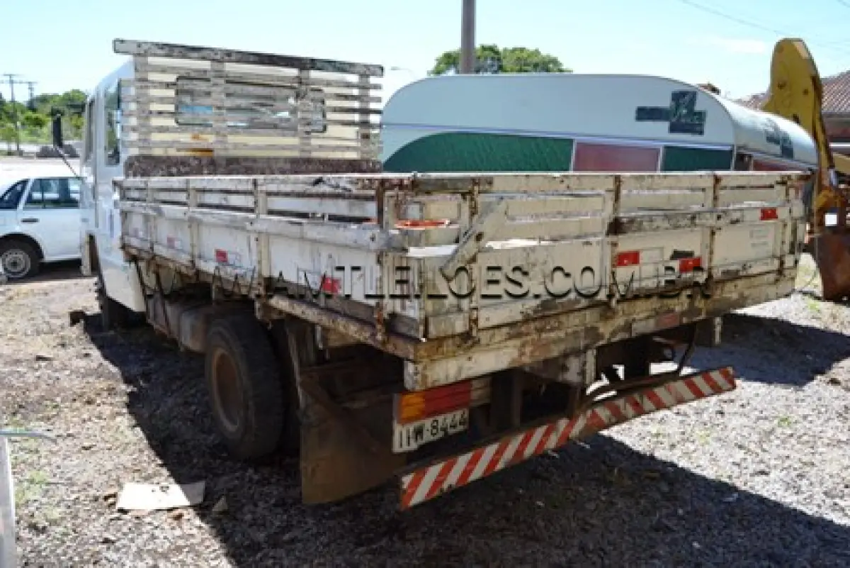 LOTE 003 - CAMINHÃO COM CAÇAMBA ABERTA AGRALE/6000 D CD, ANO: 2002/2003, COR BRANCA, DIESEL, PLACA: IKW 8444