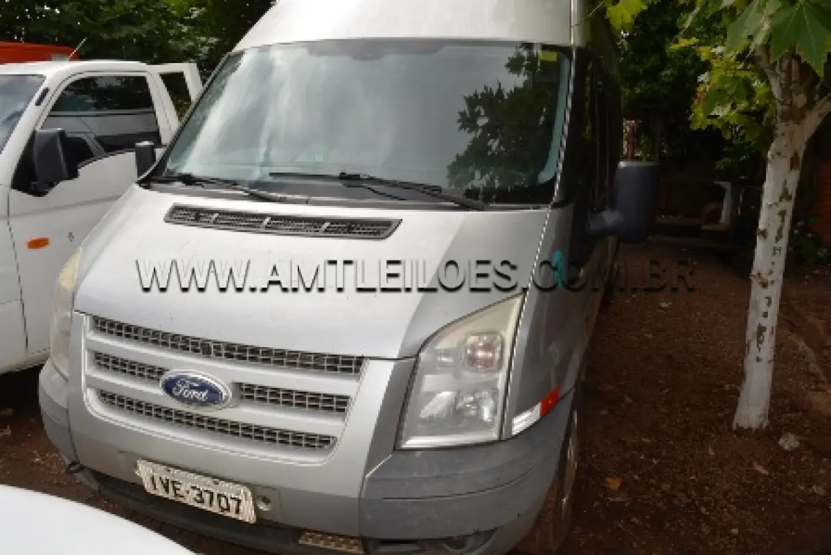 LOTE 005 - MARCA/MODELO: FORD TRANSIT VAN 3550 2.2 TDCI 14/16 LUGARES  PLACA: IVE 3707 CHASSI: WFODXPTDFDTB53879 FABRICAÇÃO/MODELO: 2013 COMBUSTÍVEL: DIESEL