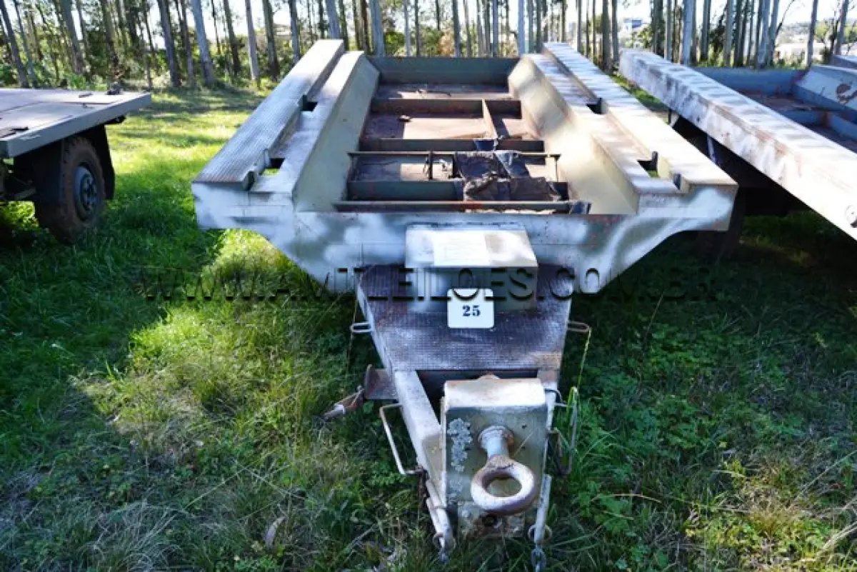 LOTE 025 - REBOQUE, PORTADA TATICA LEVE MARCA BERNARD KRONE/ MODELO RQ-1-EL-CS-R, 1.1/2 Ton ANO: 1988 CHASSI: MNA/BKB8871315