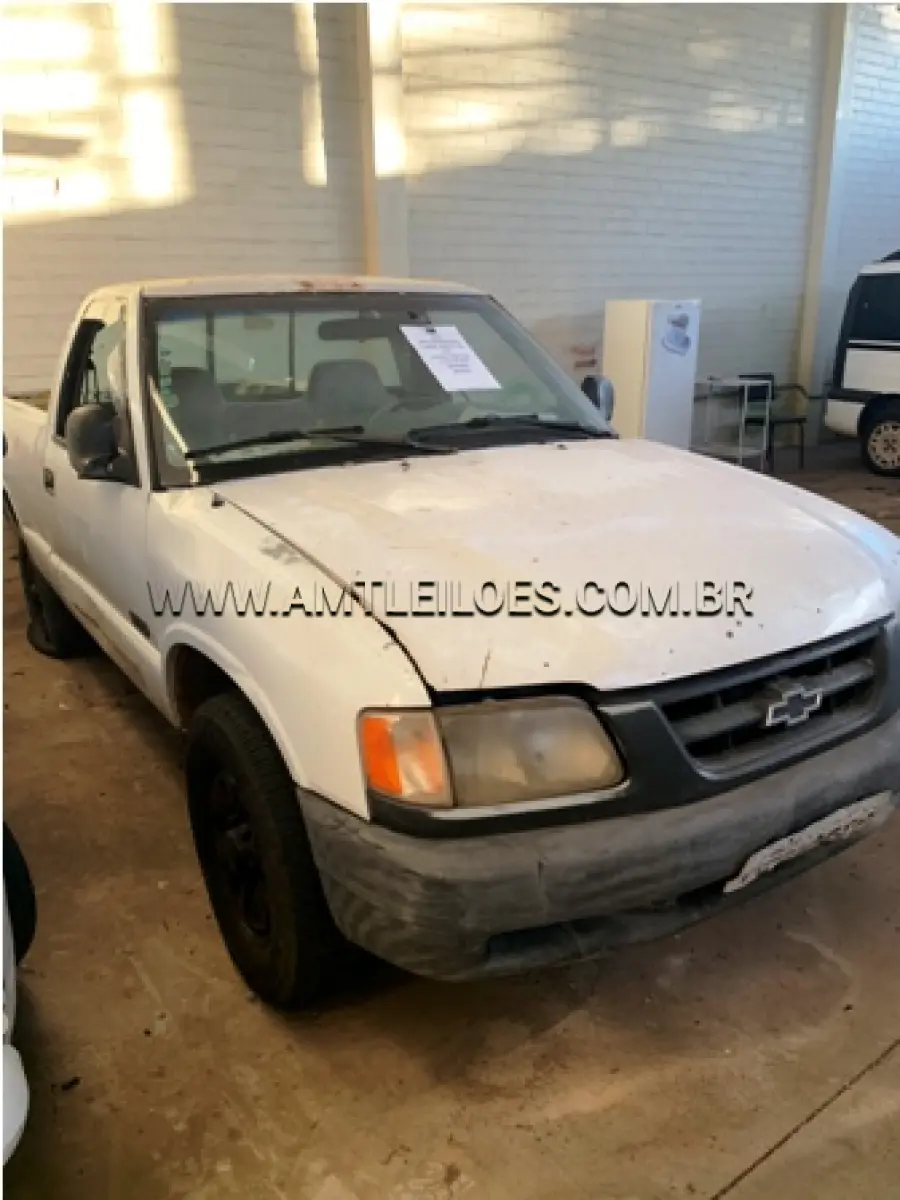 LOTE 004 - MARCA/MODELO: GM/S10 – CABINE ABERTA PLACA: IEI 0038 FABRICAÇÃO/MODELO: 1995/1996 RENAVAM: 646896660 COR: BRANCA COMBUSTÍVEL: GASOLINA