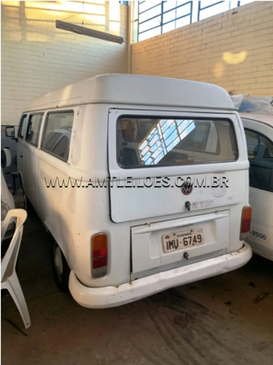 LOTE 016 - MARCA/MODELO: VW/KOMBI PLACA: IMU 6749 FABRICAÇÃO/MODELO: 2005/2006 RENAVAM: 870332198 COR: BRANCA COMBUSTÍVEL: GASOLINA - SEM MOTOR