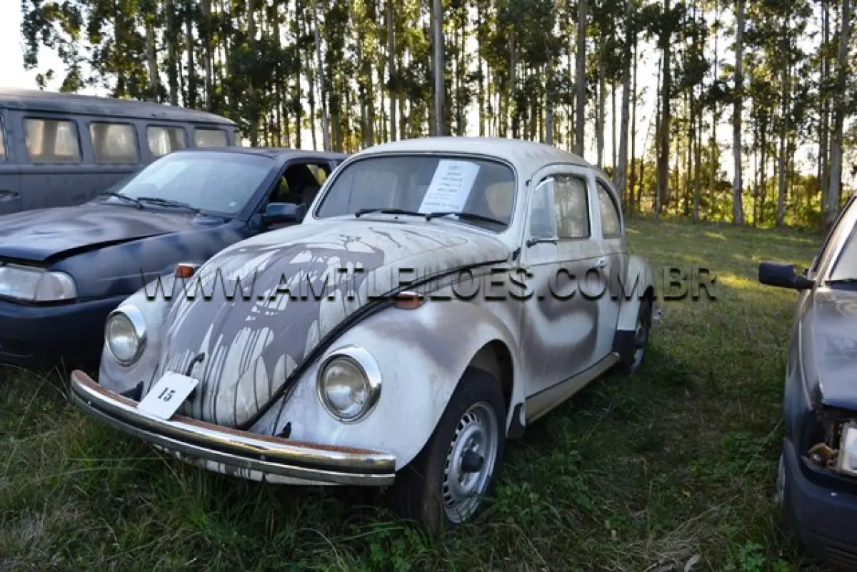 LOTE 015 - MARCA/MODELO: VW FUSCA/ 5 Psg, 4 x 2 ANO: 1985 CHASSI: 9BWZZZ11ZFP031754 MOTOR: 4 Cil. nº UF009962