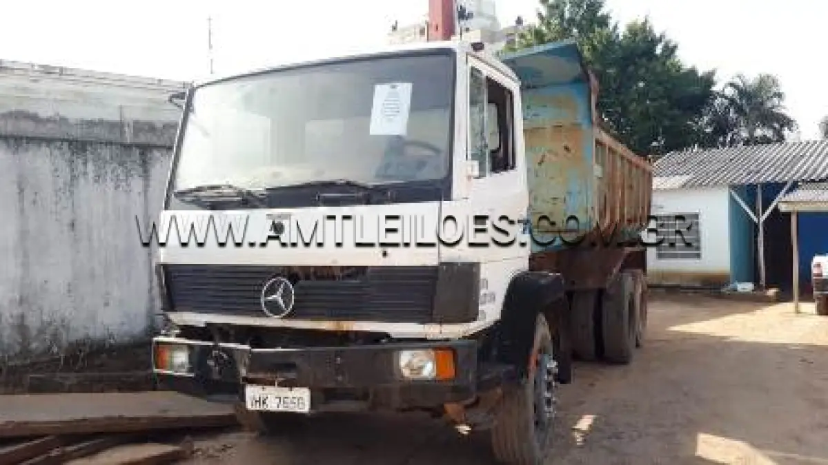 LOTE 008 - MARCA/MODELO: CAMINHÃO BASCULANTE M.BENZ/1718 PLACA: IHK 7658 FABRICAÇÃO/MODELO: 1994/1994 RENAVAM: 577359118 COR: BRANCA COMBUSTÍVEL: DIESEL
