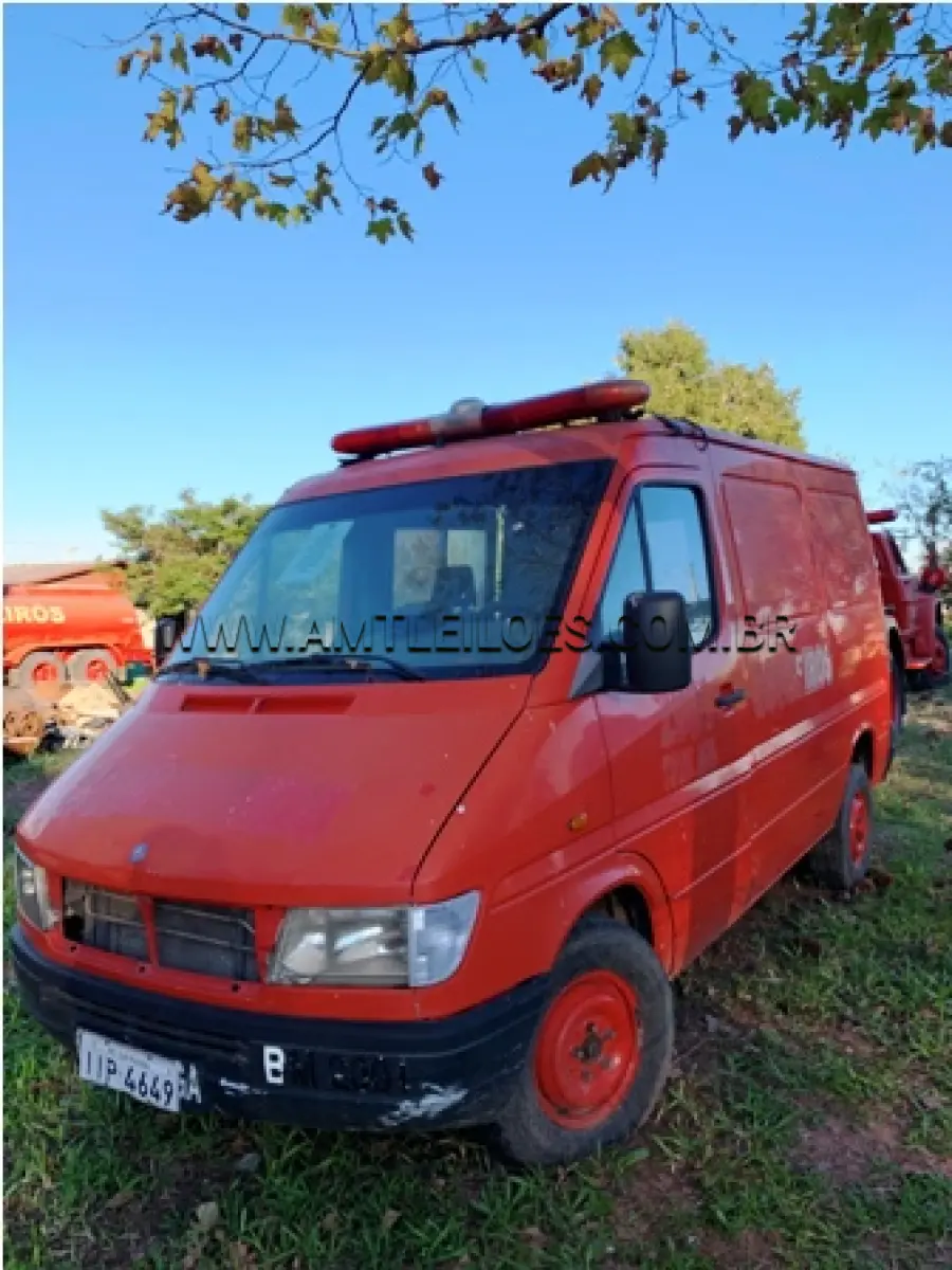 LOTE 020 - MARCA/MODELO: CAMINHÃO AMBULÂNCIA - IMP/MBENZ 310D SPRINTER PLACA: IIP 4649 FABRICAÇÃO/MODELO: 1998 RENAVAM: 711112290 COR: VERMELHA COMBUSTÍVEL: DIESEL