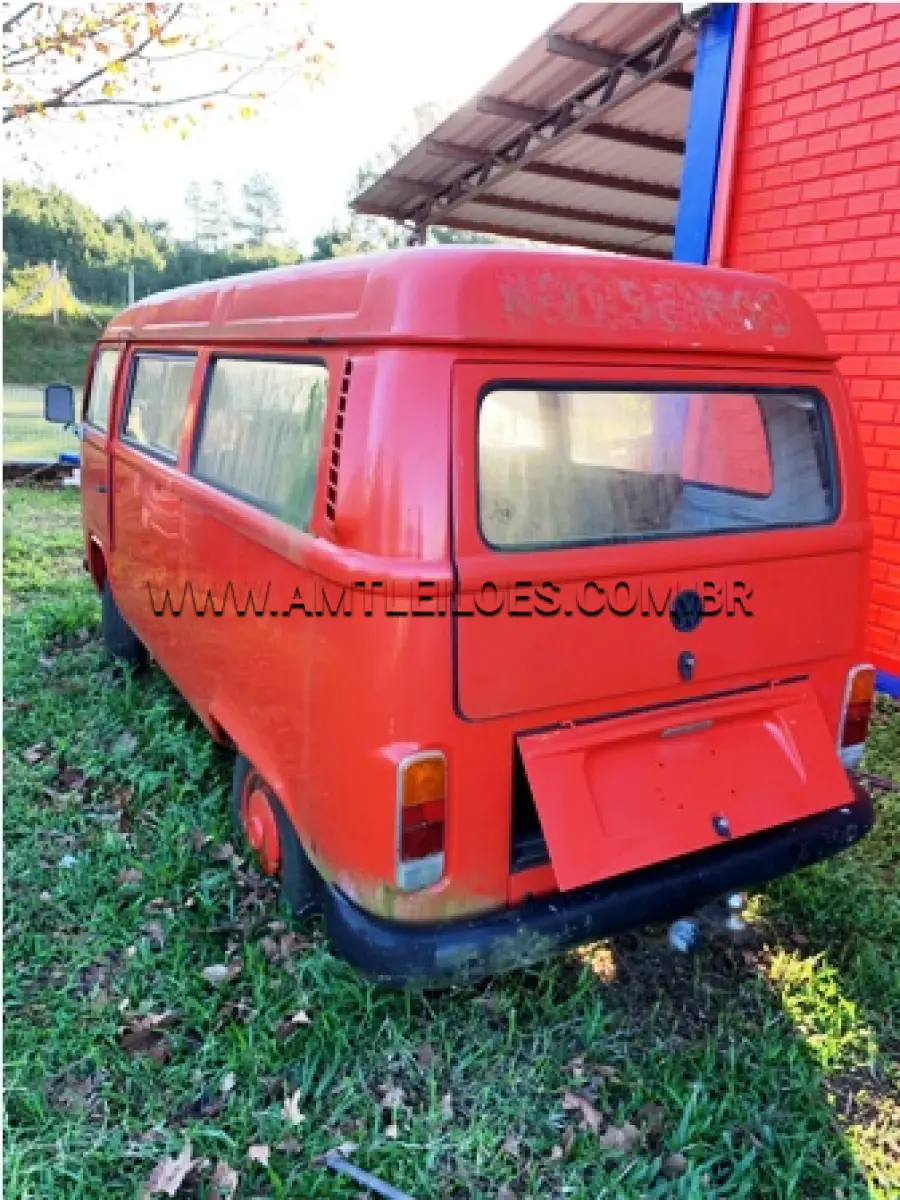 LOTE 021 - MARCA/MODELO: CAMINHONETA - VW/KOMBI PLACA: IJE 5631 FABRICAÇÃO/MODELO: 1999/2000 RENAVAM: 726328340 COR: VERMELHA COMBUSTÍVEL: ÁLCOOL/GASOLINA