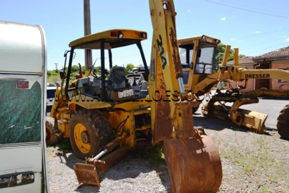 LOTE 001 - TRATOR DE RODAS IMP/M.A. JCB 214, ANO: 2009, DIESEL, PLACA: ILI 0620