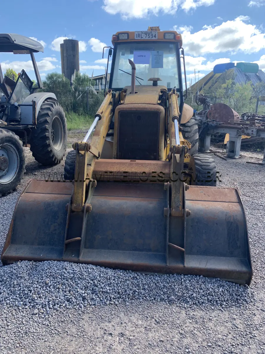 LOTE 008 - MARCA/MODELO: RETROESCAVADEIRA JCB/ 214E, PLACA: IRL 7594 CHASSI: SLP214TC1E0496726, FABRICAÇÃO/MODELO: 2000, COMBUSTÍVEL: DIESEL