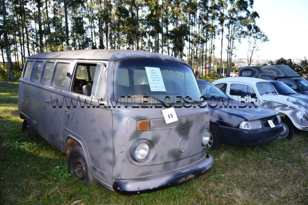 LOTE 013 - MARCA/MODELO: VW KOMBI/ 9 Psg, 4 x 2 ANO: 1995 CHASSI: 9BWZZZ231SP050503 MOTOR: 4 Cil. nº UG254221