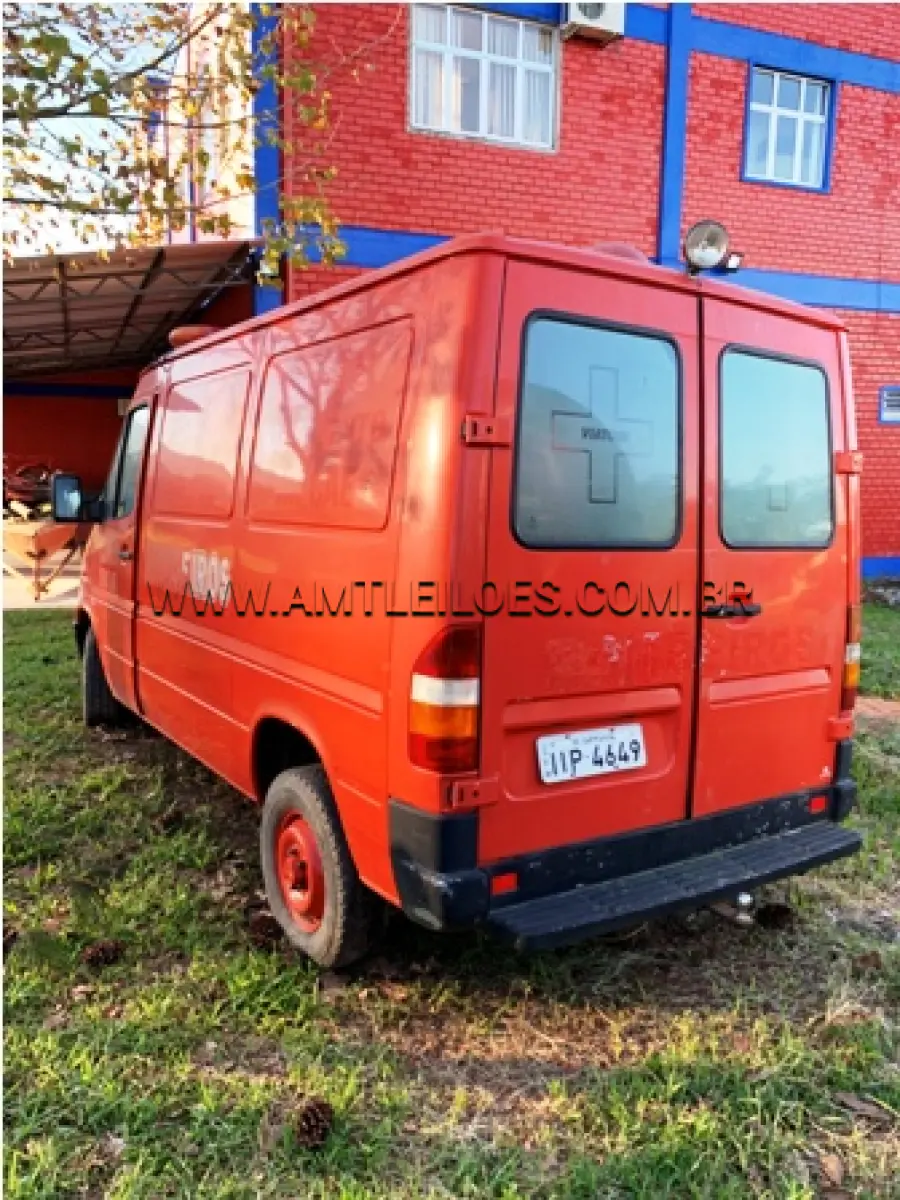 LOTE 020 - MARCA/MODELO: CAMINHÃO AMBULÂNCIA - IMP/MBENZ 310D SPRINTER PLACA: IIP 4649 FABRICAÇÃO/MODELO: 1998 RENAVAM: 711112290 COR: VERMELHA COMBUSTÍVEL: DIESEL