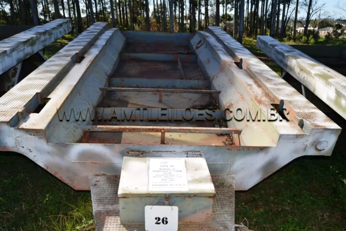 LOTE 026 - REBOQUE, PORTADA TATICA LEVE MARCA BERNARD KRONE/ MODELO RQ-1-EL-CS-R, 1.1/2 Ton ANO: 1988 CHASSI: MNA/BKB8871317