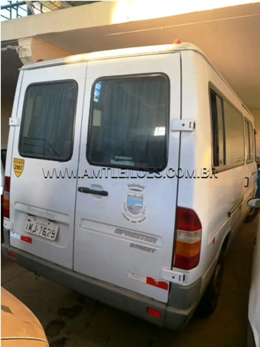 LOTE 019 - MARCA/MODELO: MICROONIBUS - M.BENZ 312 D/ SPRINTER PLACA: IKJ 7629 FABRICAÇÃO/MODELO: 2001 COR: BRANCA COMBUSTÍVEL: DIESEL - SEM MOTOR