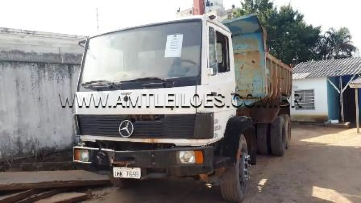 LOTE 008 - MARCA/MODELO: CAMINHÃO BASCULANTE M.BENZ/1718 PLACA: IHK 7658 FABRICAÇÃO/MODELO: 1994/1994 RENAVAM: 577359118 COR: BRANCA COMBUSTÍVEL: DIESEL