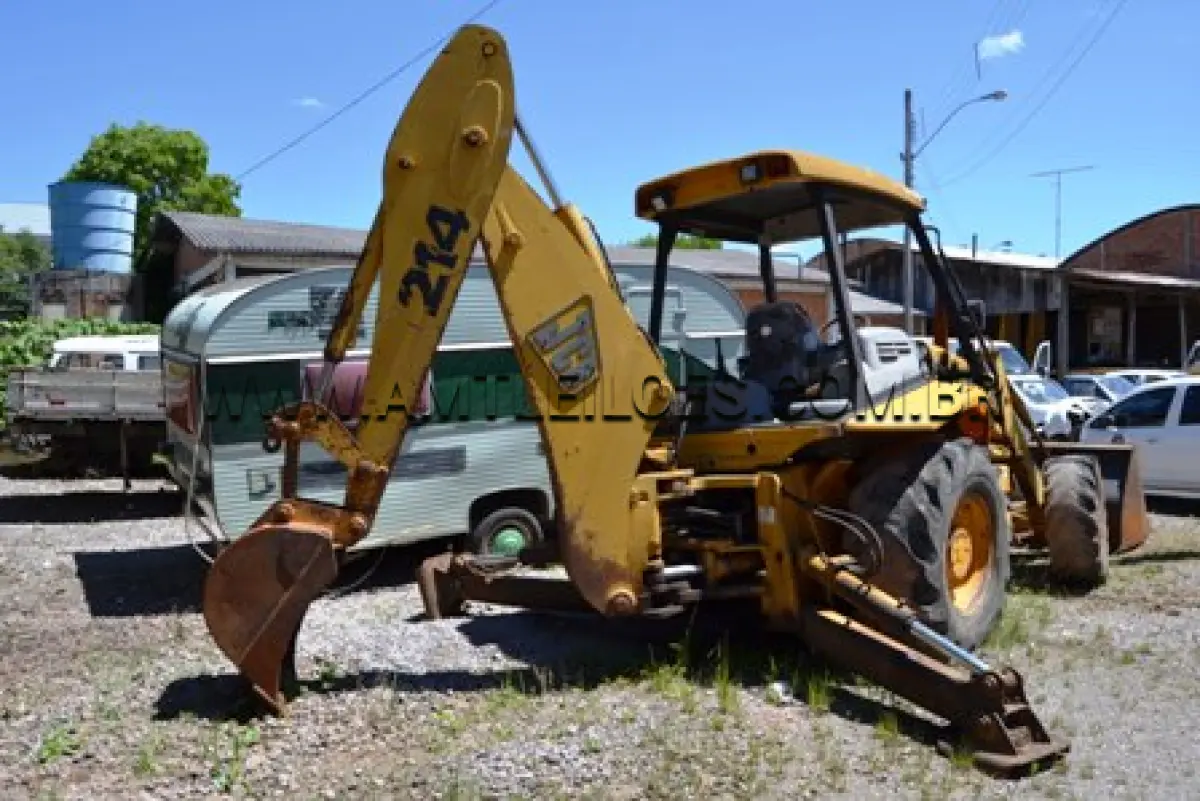 LOTE 001 - TRATOR DE RODAS IMP/M.A. JCB 214, ANO: 2009, DIESEL, PLACA: ILI 0620