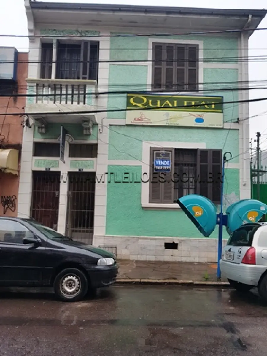 LOTE 001 - Pavimento superior de prédio residencial, com entrada independente no nº 68, com área real privativa de 219,211m² e fração ideal de 0,659 do terreno e nas coisas de uso comum e fim proveitoso do edifício. É de uso privativo o terraço no mesmo nível do pav
