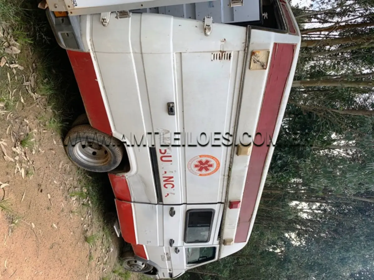 LOTE 005 - MARCA/MODELO: AMBULÂNCIA IVECO 3510  PLACAS: IKD 5616 ANO: 2001/2001 – COR: BRANCA CHASSI: 93C3570118302637 RENAVAM: 763703630