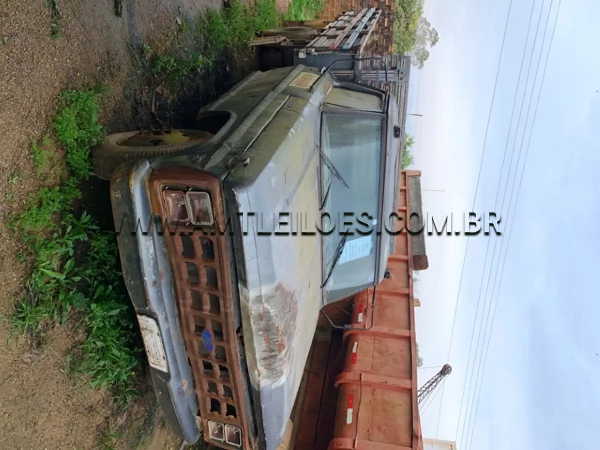 LOTE 022 - MARCA/MODELO: F4000 PLACAS: IHR 7231 ANO: 1990 – COR: CINZA CHASSI: 9BFKT7239LDB42742 RENAVAM: 584982631