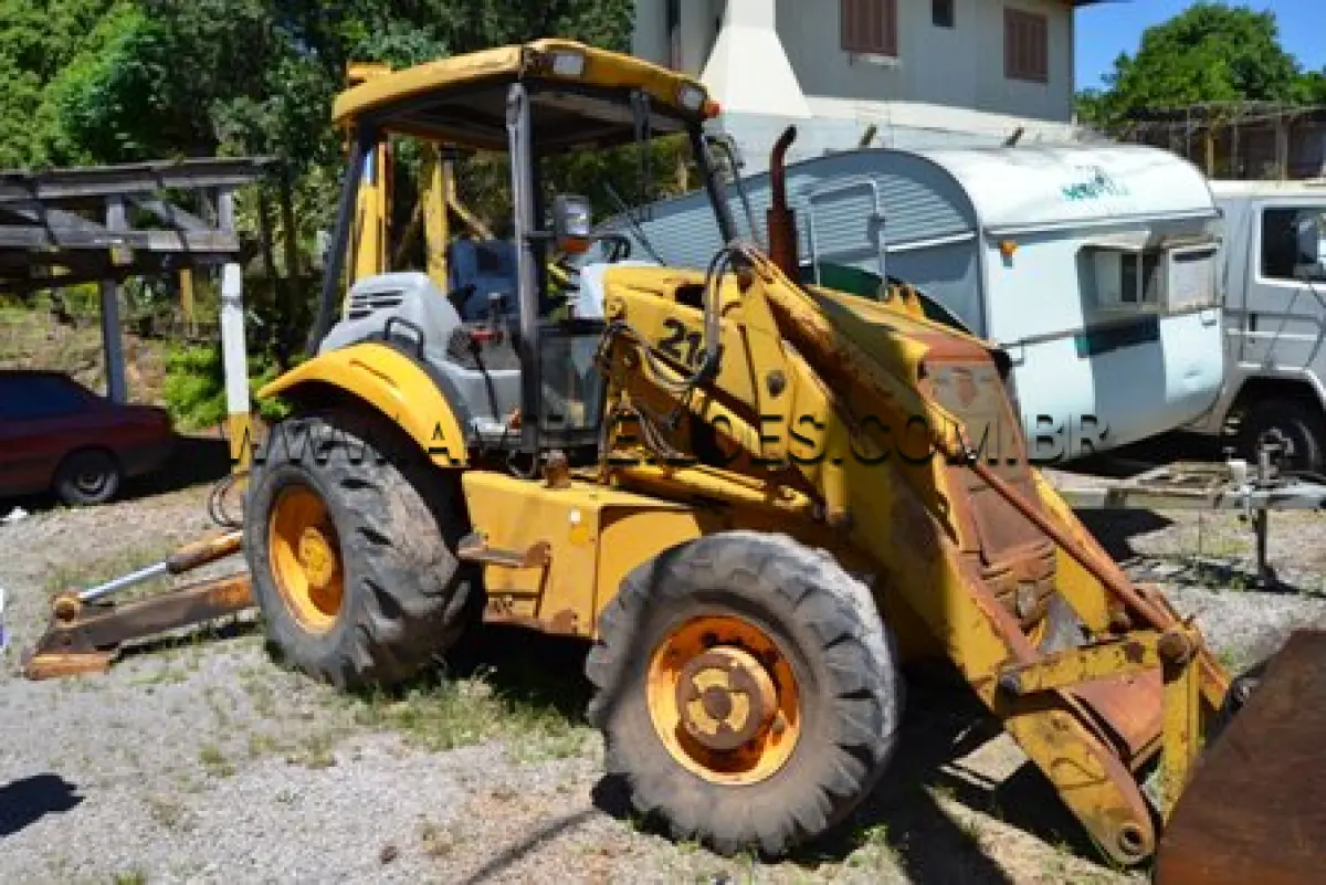 LOTE 001 - TRATOR DE RODAS IMP/M.A. JCB 214, ANO: 2009, DIESEL, PLACA: ILI 0620