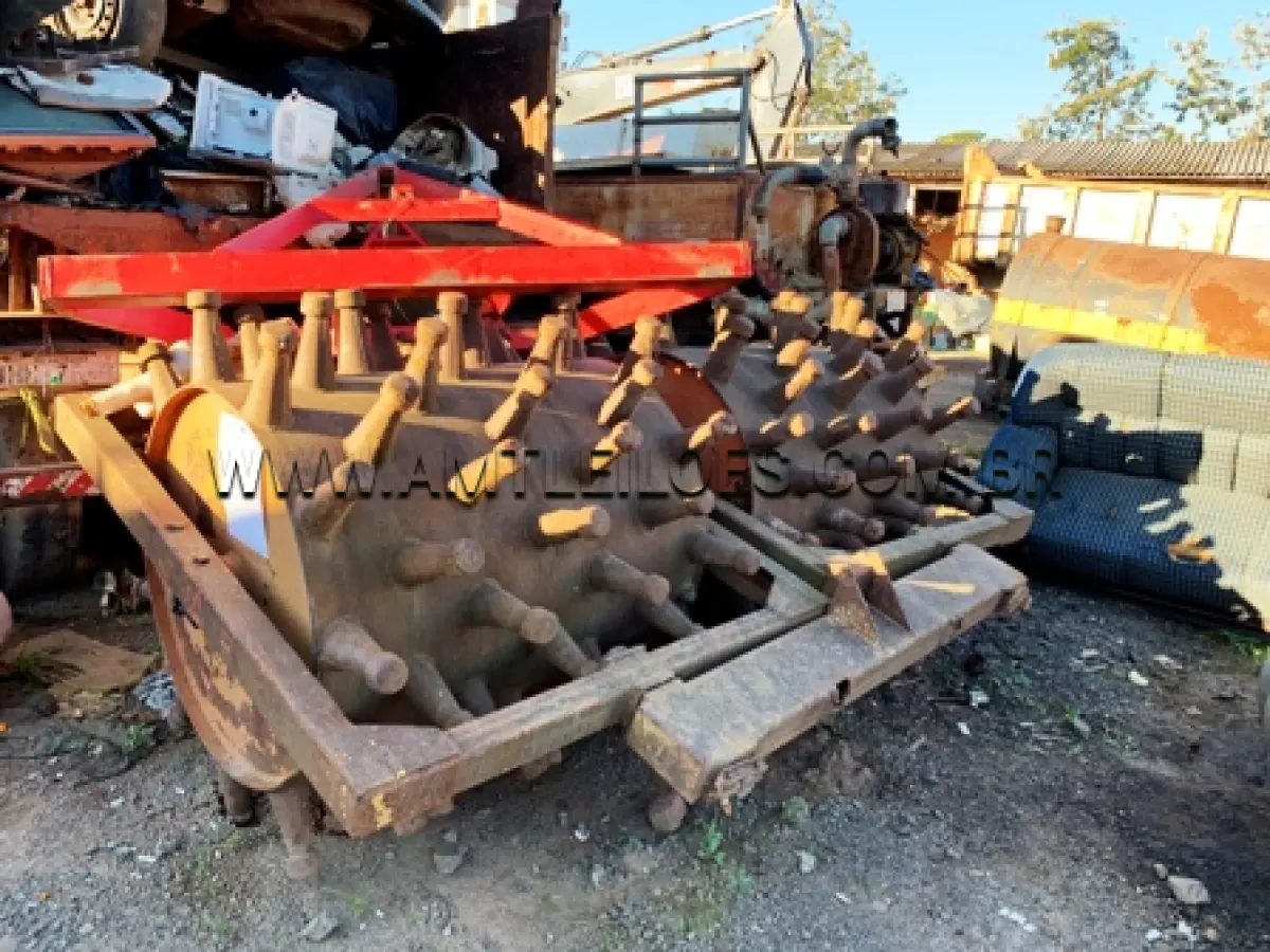LOTE 009 - ROLO COMPACTADOR DE ARRASTO PÉ DE CARNEIRO