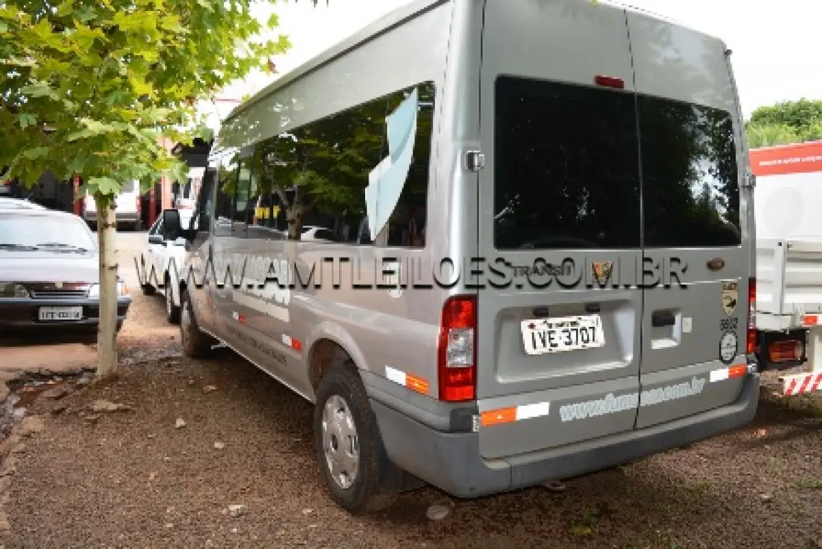 LOTE 005 - MARCA/MODELO: FORD TRANSIT VAN 3550 2.2 TDCI 14/16 LUGARES  PLACA: IVE 3707 CHASSI: WFODXPTDFDTB53879 FABRICAÇÃO/MODELO: 2013 COMBUSTÍVEL: DIESEL
