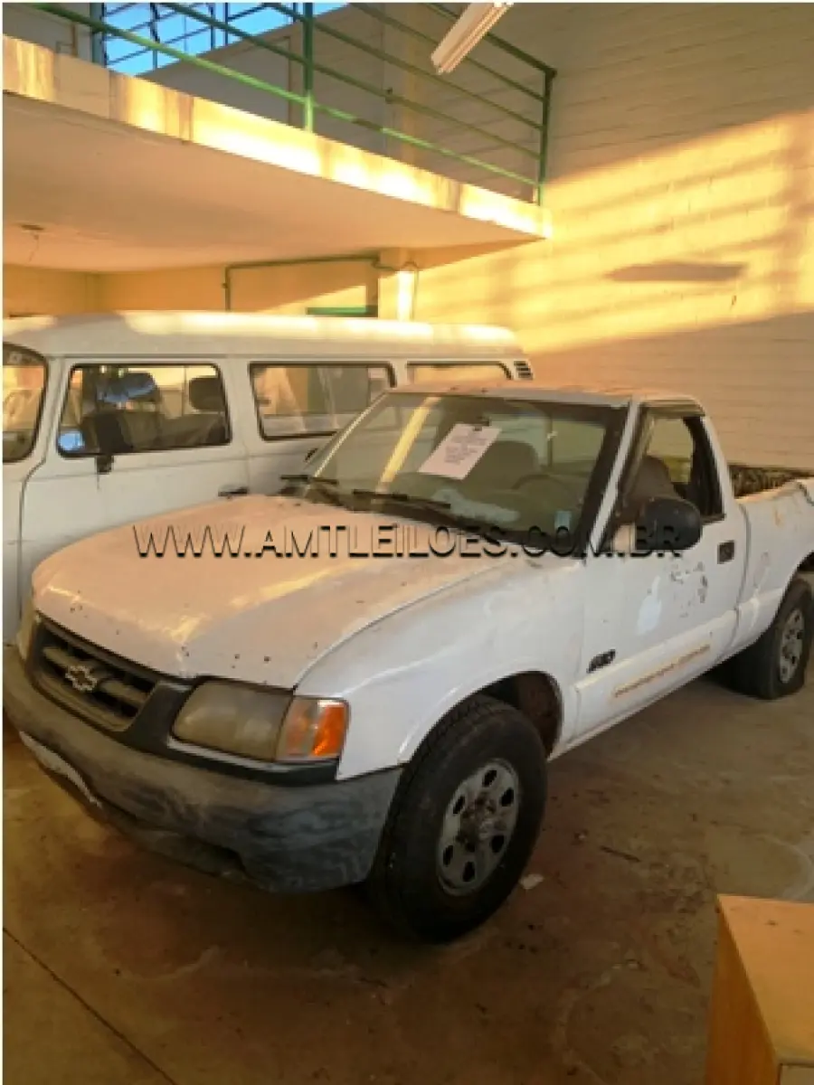 LOTE 004 - MARCA/MODELO: GM/S10 – CABINE ABERTA PLACA: IEI 0038 FABRICAÇÃO/MODELO: 1995/1996 RENAVAM: 646896660 COR: BRANCA COMBUSTÍVEL: GASOLINA