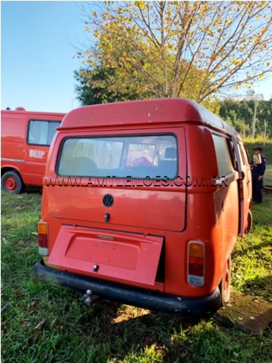 LOTE 021 - MARCA/MODELO: CAMINHONETA - VW/KOMBI PLACA: IJE 5631 FABRICAÇÃO/MODELO: 1999/2000 RENAVAM: 726328340 COR: VERMELHA COMBUSTÍVEL: ÁLCOOL/GASOLINA