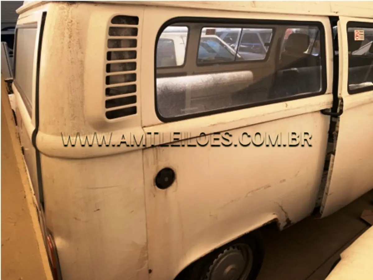LOTE 018 - MARCA/MODELO: VW/KOMBI PLACA: IKW 7765 FABRICAÇÃO/MODELO: 2002/2003 RENAVAM: 792175980 COR: BRANCA COMBUSTÍVEL: GASOLINA
