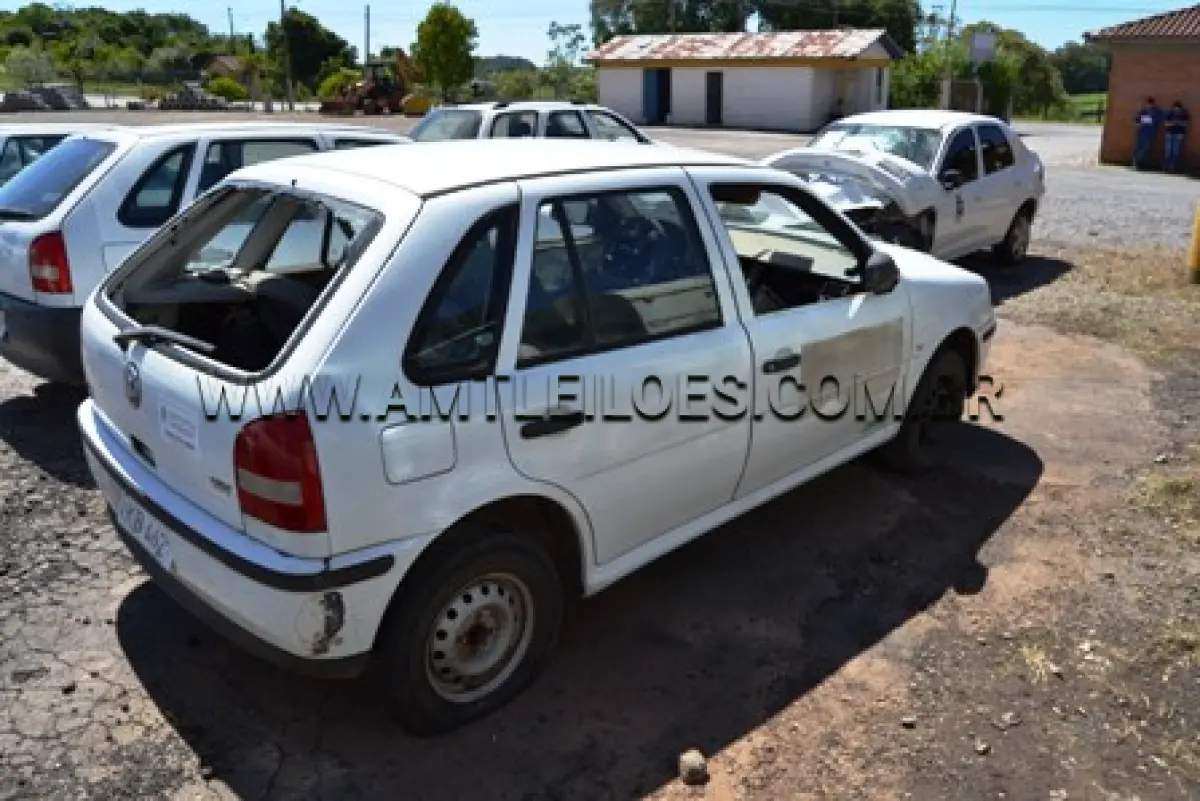 LOTE 008 - VW/GOL PLUS 16V 4 PORTAS, ANO: 2001, COR BRANCA, GASOLINA, PLACA: IKB 4627