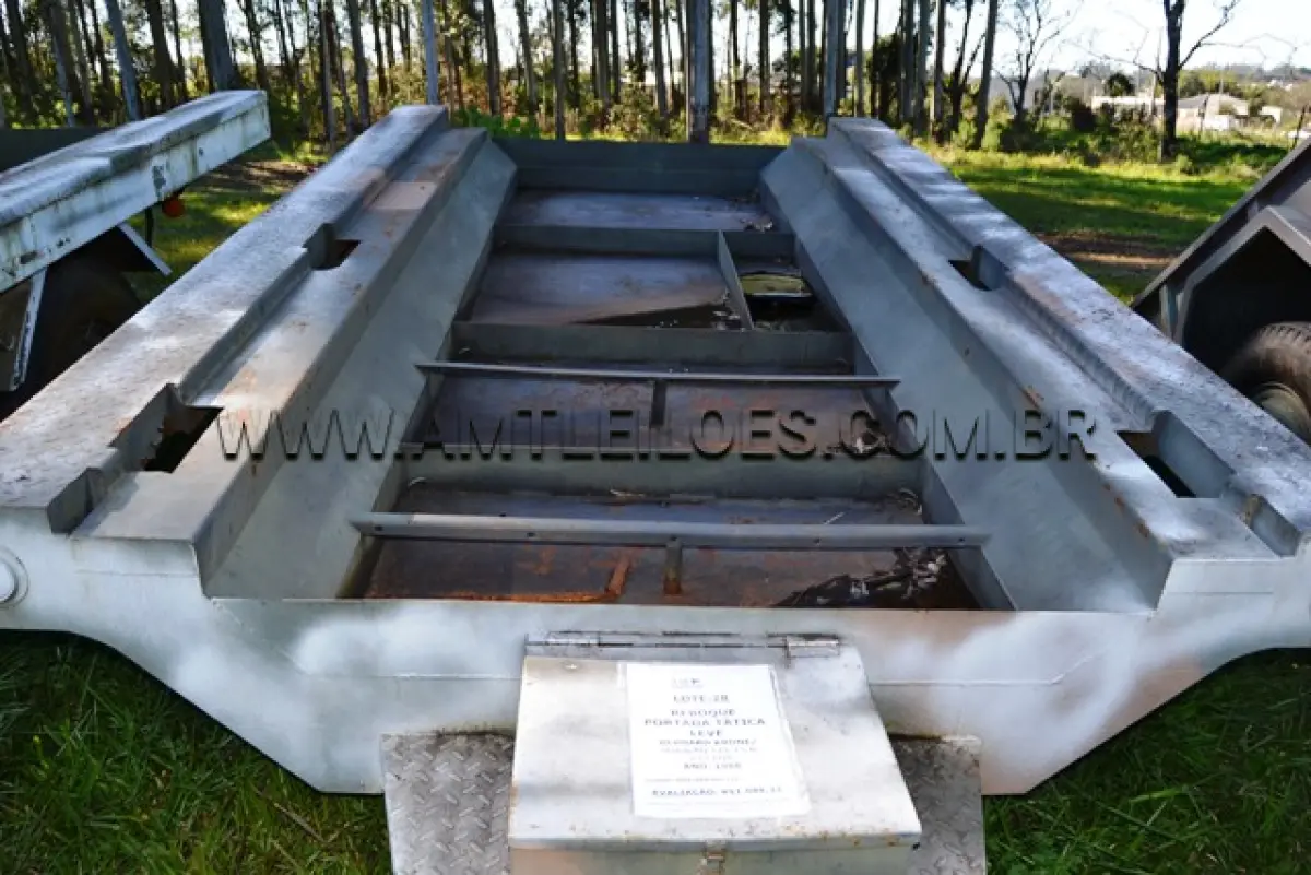LOTE 028 - REBOQUE, PORTADA TATICA LEVE MARCA BERNARD KRONE/ MODELO RQ-1-EL-CS-R, 1.1/2 Ton ANO: 1988 CHASSI: MNA/BKB7871175