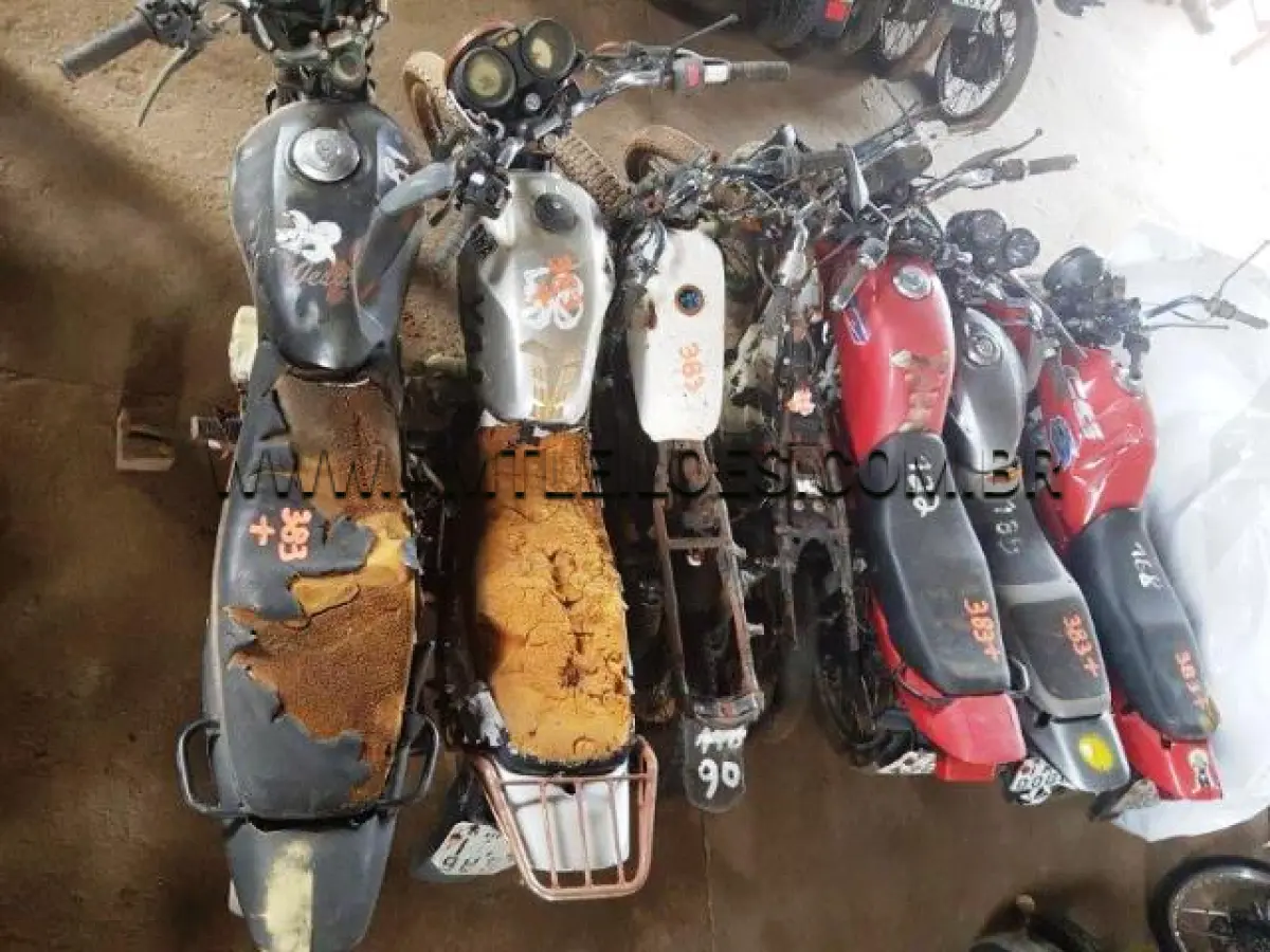 LOTE 383 - SUCATAS: HONDA/CG 125 TITAN KS (+), ANO: 2002/2003, PLACA: IKY0080; YAMAHA/YBR 125E (+), ANO: 2004/2004, PLACA: IME9852; HONDA/CG 125 FAN (+), ANO: 2008/2008, PLACA: IOU7915; YAMAHA, ANO: 1985/1985, PLACA: JJ023; HONDA/CG 125 TITAN (+), ANO: 1996/1997, PLACA: IFT4300; HONDA/CG 125 TITAN (+), ANO: 1997/1998, PLACA: IGZ1530; HONDA/ML 125 (+), ANO: 1980/1980, PLACA: IEO3061