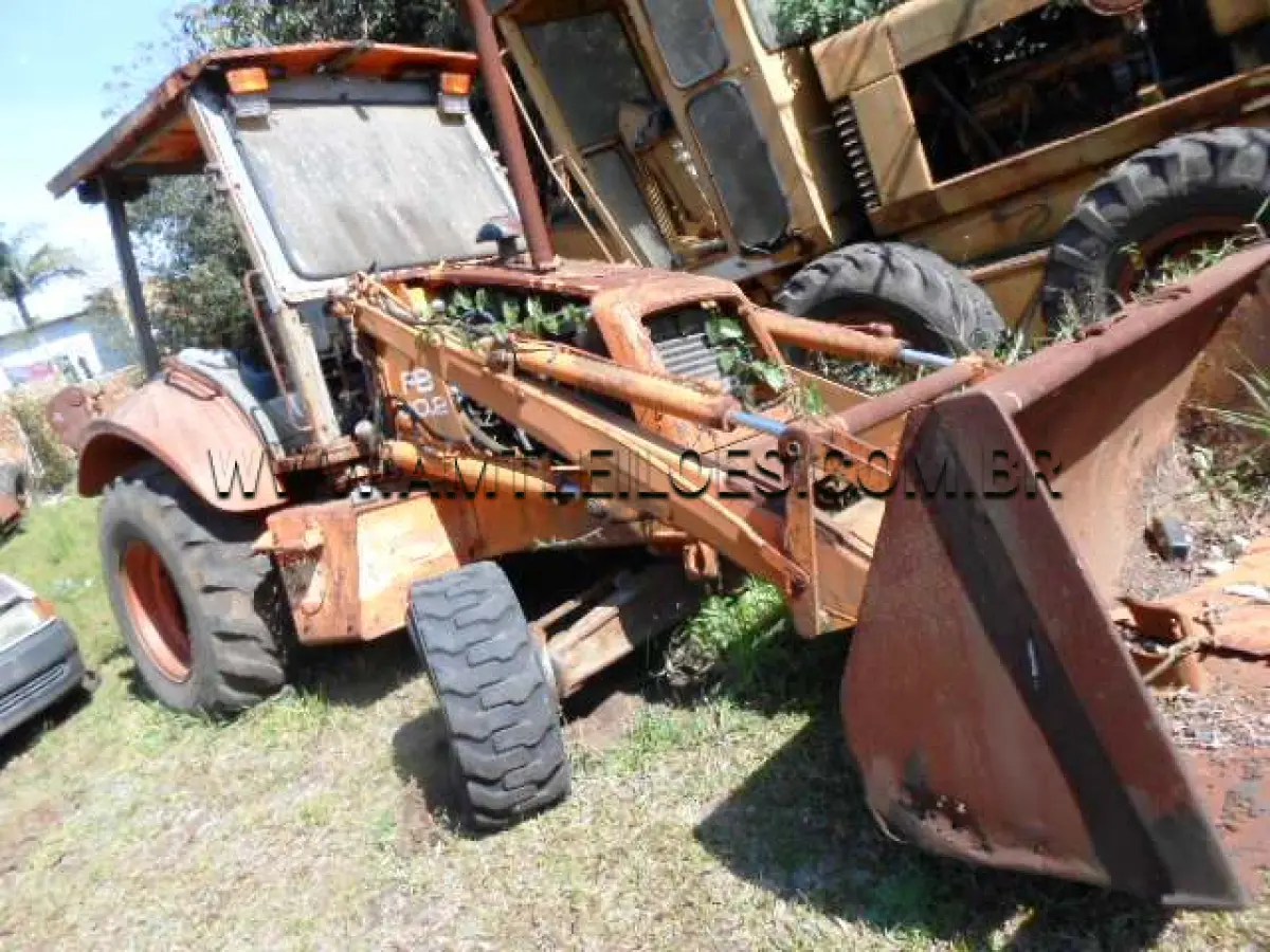 LOTE 008 - MARCA/MODELO: RETROESCAVADOR/FIATALLIS 80.2; ANO/MODELO: 1998/1998