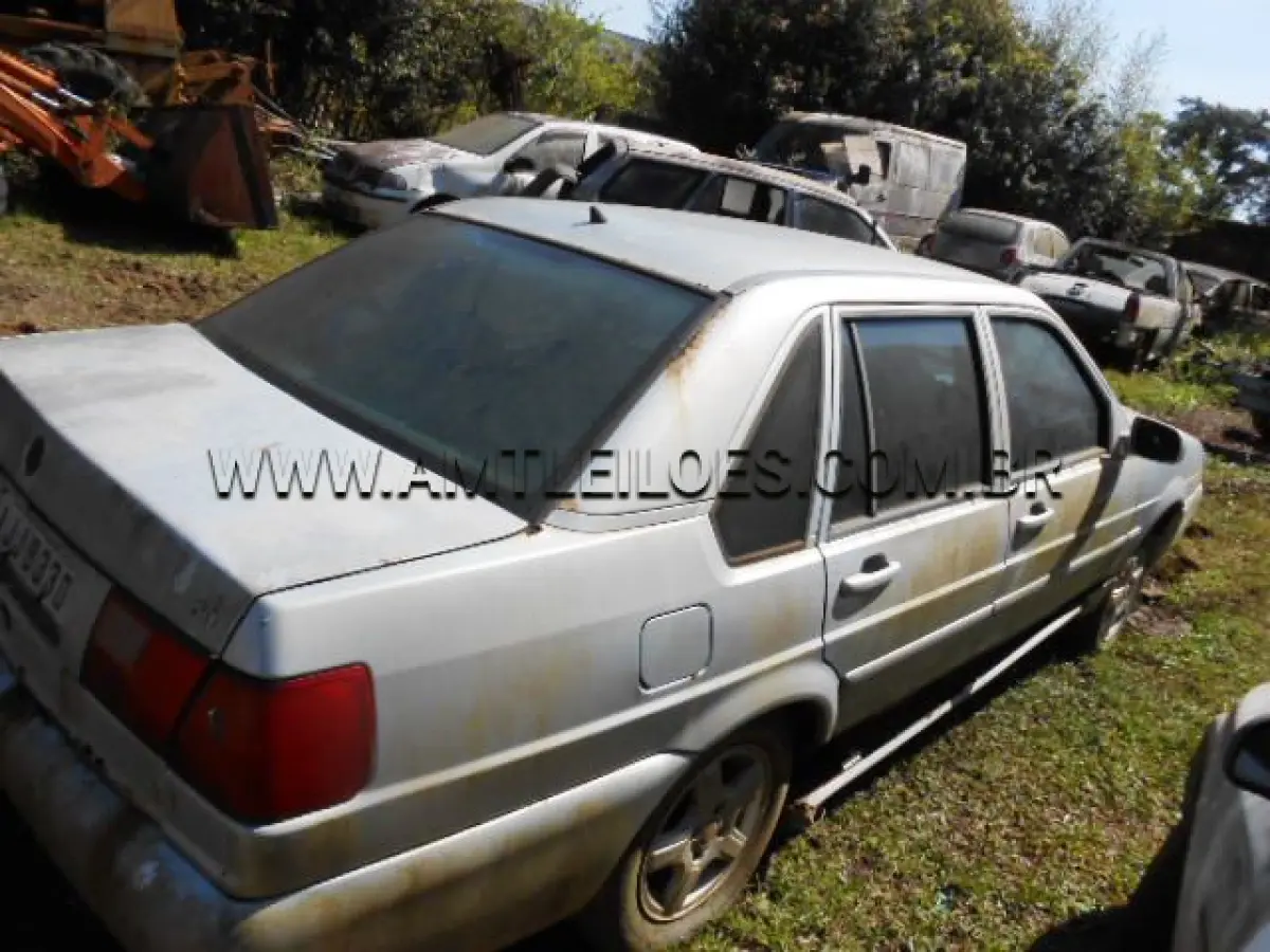 LOTE 002 - MARCA/MODELO: VW/SANTANA 2.0;  ANO/MODELO: 2000/2000