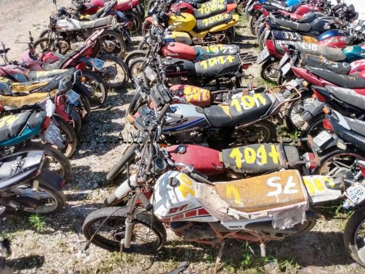LOTE 101 - SUCATAS: YAMAHA/RX 125, ANO: 1981/1982, PLACA: AK462; YAMAHA/DT 180, ANO: 1986/1986, PLACA: ICD1020; HONDA/ML 125 (+), ANO: 1979/1979, PLACA: IDZ5178; HONDA/CG 125 TODAY, ANO: 1990/1990, PLACA: IEV8584; HONDA/CG 125 (+), ANO: 1979/1979, PLACA: IEH5066; HONDA/CG 125 (+), ANO: 1979/1979, PLACA: IKG4723; HONDA/CG 125, ANO: 1981/1981, PLACA: JI441