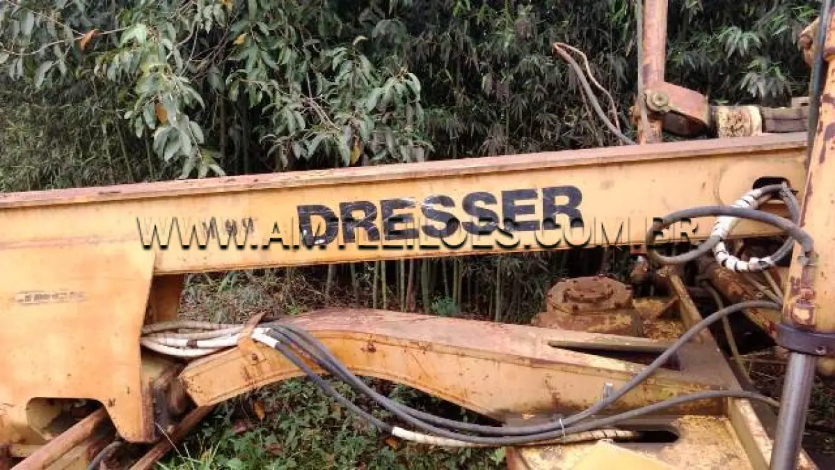 LOTE 006 - MARCA/MODELO: MOTONIVELADORA/KOMATSU DRESSER 855; ANO/MODELO: 1993/1993
