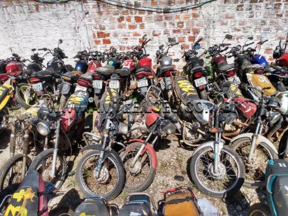 LOTE 101 - SUCATAS: YAMAHA/RX 125, ANO: 1981/1982, PLACA: AK462; YAMAHA/DT 180, ANO: 1986/1986, PLACA: ICD1020; HONDA/ML 125 (+), ANO: 1979/1979, PLACA: IDZ5178; HONDA/CG 125 TODAY, ANO: 1990/1990, PLACA: IEV8584; HONDA/CG 125 (+), ANO: 1979/1979, PLACA: IEH5066; HONDA/CG 125 (+), ANO: 1979/1979, PLACA: IKG4723; HONDA/CG 125, ANO: 1981/1981, PLACA: JI441
