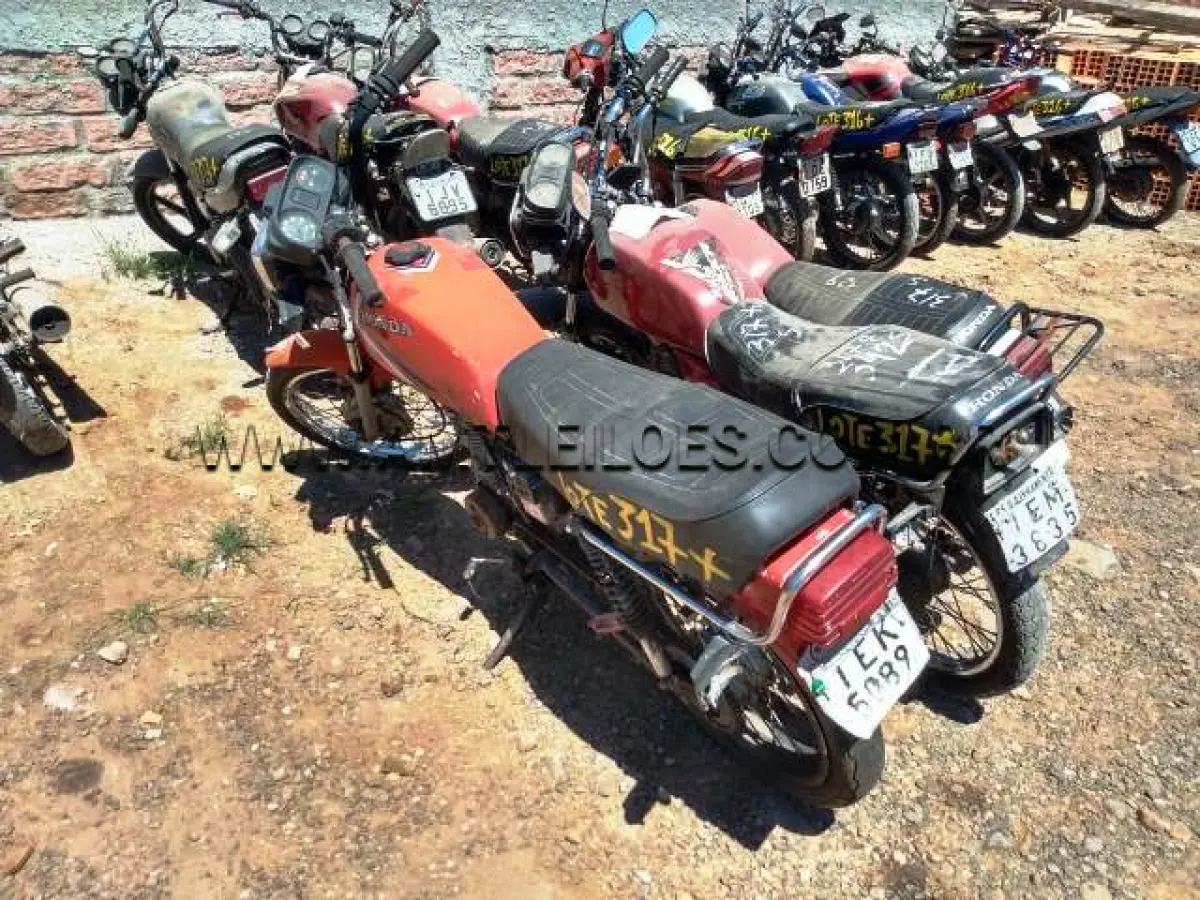 LOTE 317 - SUCATAS: HONDA/CG 125 TITAN (+), ANO: 1996/1996, PLACA: IFD7593; HONDA/CG 125 (+), ANO: 1985/1985, PLACA: IBO6145; HONDA/CG 125 (+), ANO: 1987/1987, PLACA: IEM3835; HONDA/CG 125 (+), ANO: 1985/1985, PLACA: IEK5089; HONDA/CG 125, ANO: 1983/1983; PLACA: IHW7970; HONDA/CG 125 TITAN ES (+), ANO: 2001/2001, PLACA: IJV8895; YAMAHA/YBR 125K (+), ANO: 2003/2004, PLACA: ILR1641
