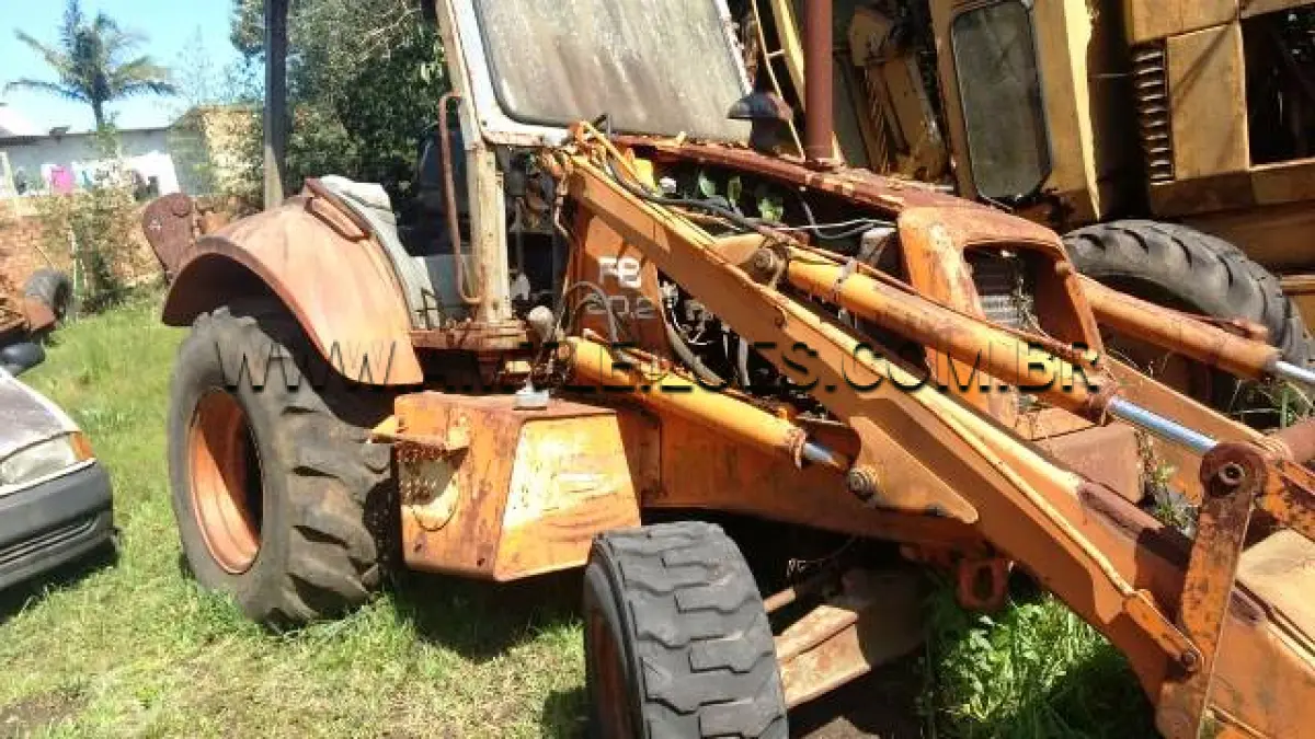 LOTE 008 - MARCA/MODELO: RETROESCAVADOR/FIATALLIS 80.2; ANO/MODELO: 1998/1998