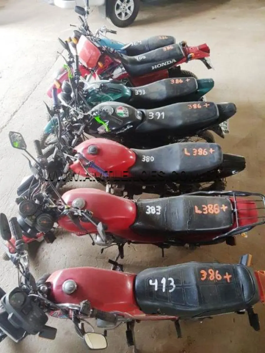 LOTE 386 - SUCATAS: HONDA/CG 125 FAN (+), ANO: 2005/2005, PLACA: IMV7577; HONDA/CG 125 TITAN ES (+), ANO: 2001/2002, PLACA: IKL5252; HONDA/CG 125, ANO: 1983/1983, PLACA: IFB0537; YAMAHA/YBR 125K (+), ANO: 2007/2008, PLACA: MEM2517; HONDA/XLR 125, ANO: 1998/1999, PLACA: IIL0050; HONDA/CG 125 (+), ANO: 1985/1986, PLACA: ICS6673; HONDA/CG 150 TITAN ES (+), ANO: 2007/2008,PLACA: IOF6821
