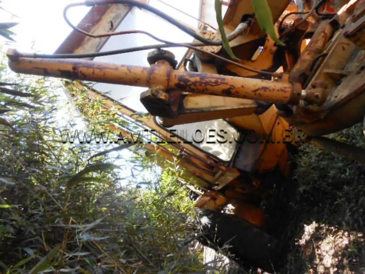 LOTE 006 - MARCA/MODELO: MOTONIVELADORA/KOMATSU DRESSER 855; ANO/MODELO: 1993/1993