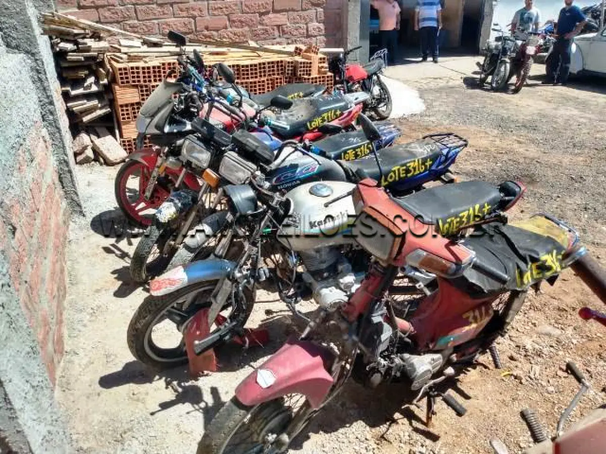 LOTE 316 - SUCATAS: KASINSKI/SETA 125 (+), ANO: 2007/2007, PLACA: IOE0759; HONDA/CG 125 TITAN (+), ANO: 1995/1995, PLACA: LWV1952; HONDA/CG 125 TITAN (+), ANO: 1996/1997, PLACA: IFO7705; HONDA/C100 DREAM (+), ANO: 1997/1998, PLACA: IGP3308; HONDA/CBX 150 AERO (+), ANO: 1988/1988, PLACA: IBU6818; I/SHINERAY XY 150 5 (+), ANO: 2010/2010, PLACA: IRR8045; HONDA/CG 150 FAN ESI (+), ANO: 2011/2011, PLACA: ISC1875