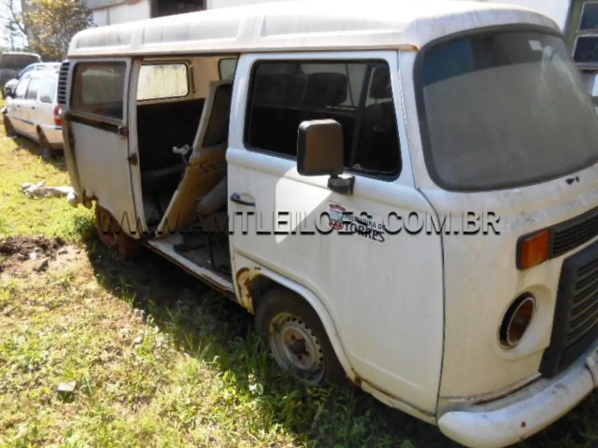 LOTE 005 - MARCA/MODELO: VW/KOMBI; ANO/MODELO: 2009/2010