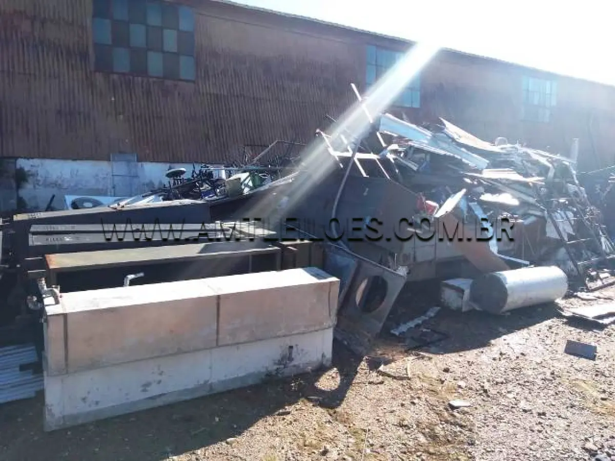 LOTE 044 - SUCATA COMPOSTA DE RESTOS DE VIATURAS DESMONTADAS, FERRO, ALUMÍNIO, COM APROXIMADAMENTE 1.500 KG
