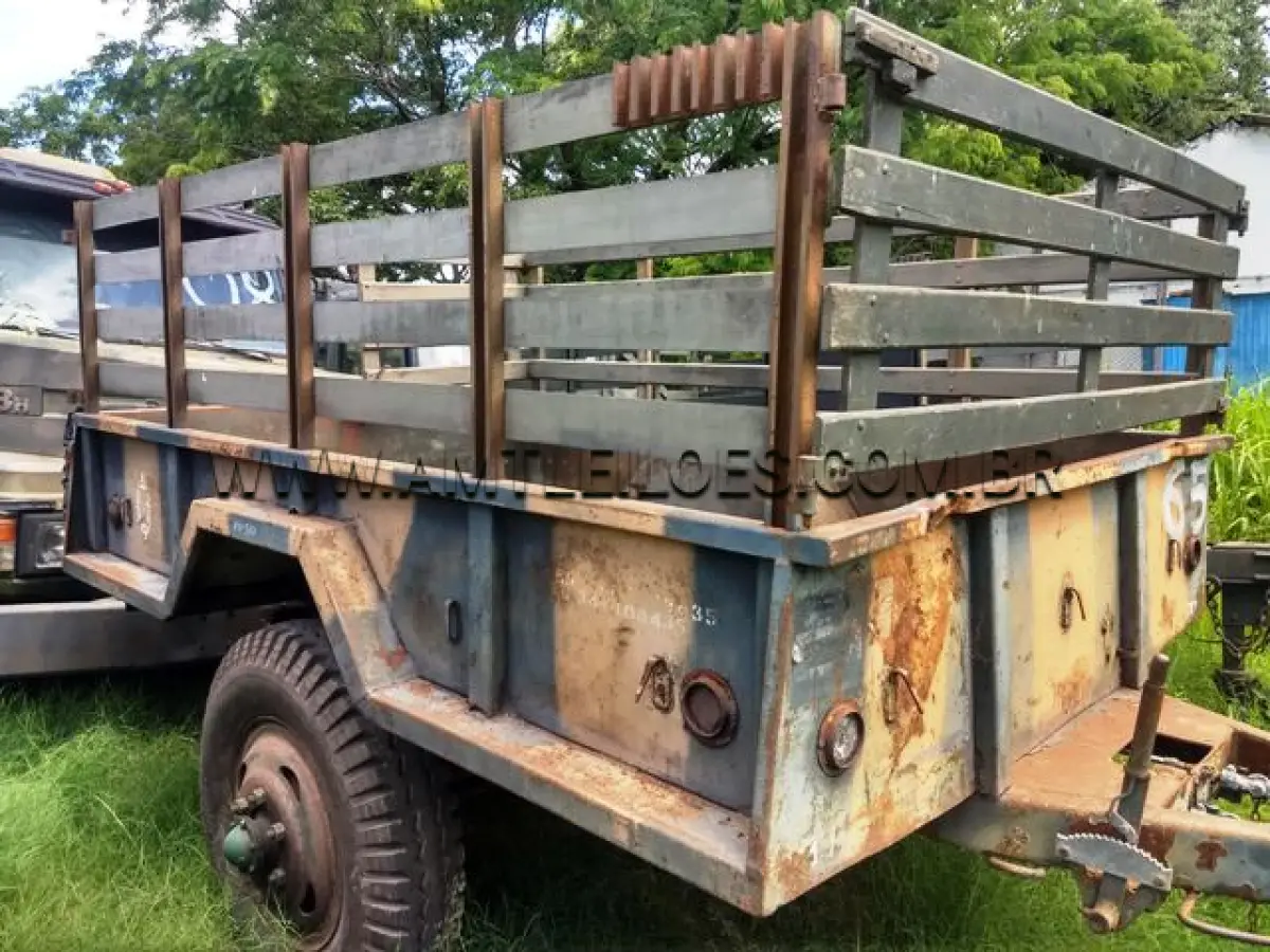 LOTE 065 - REBOQUE CARGA EMP GE M104 1 1/2T 2R FRUEHAUF 1963