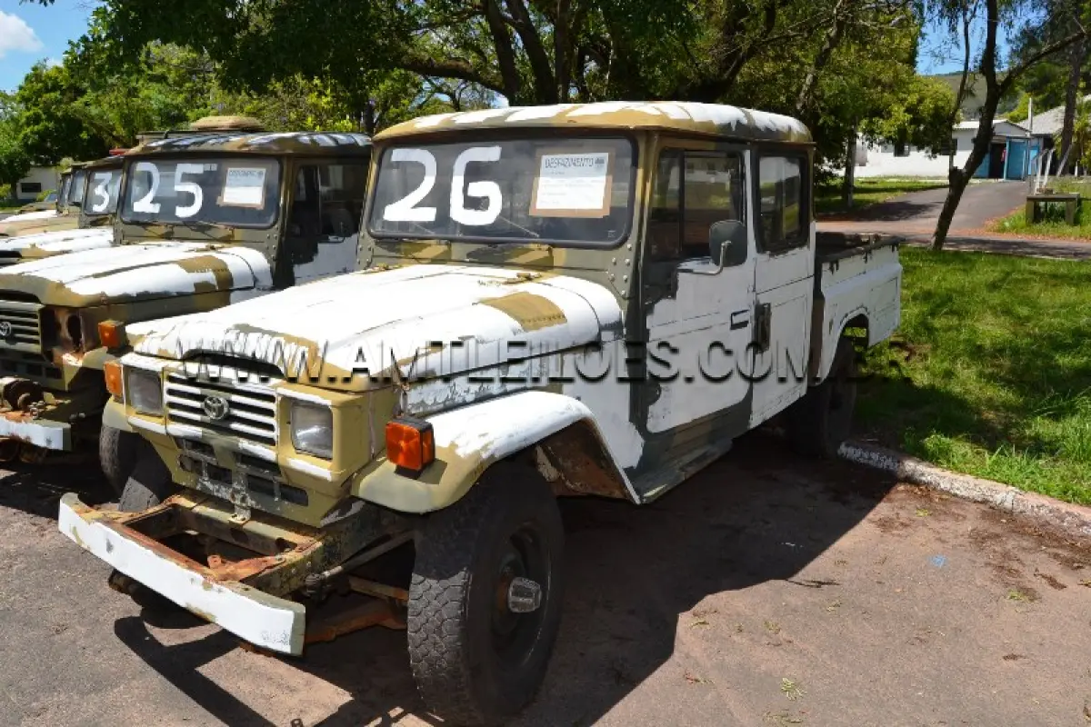 LOTE 026 - MARCA/MODELO: RÁDIO CABINE DUPLA TOYOTA BANDEIRANTE BJ55LP