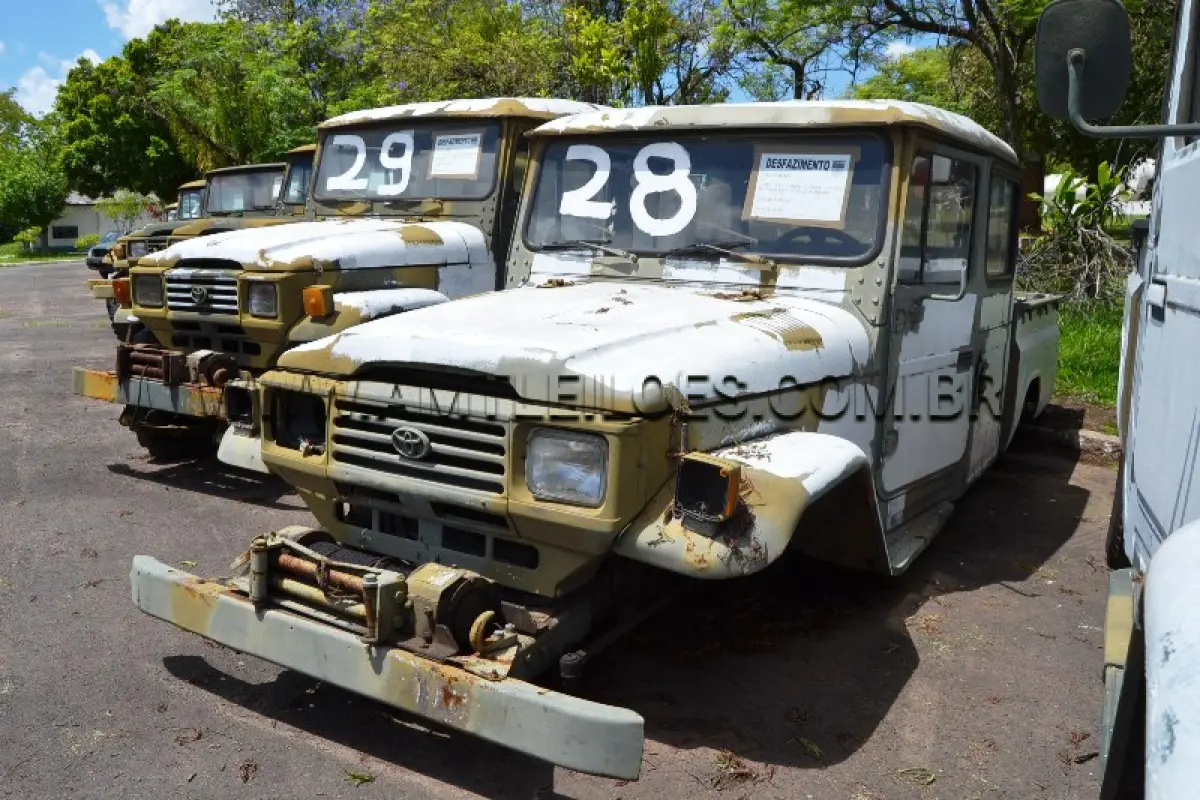 LOTE 028 - MARCA/MODELO: RÁDIO CABINE DUPLA TOYOTA BANDEIRANTE BJ55LP