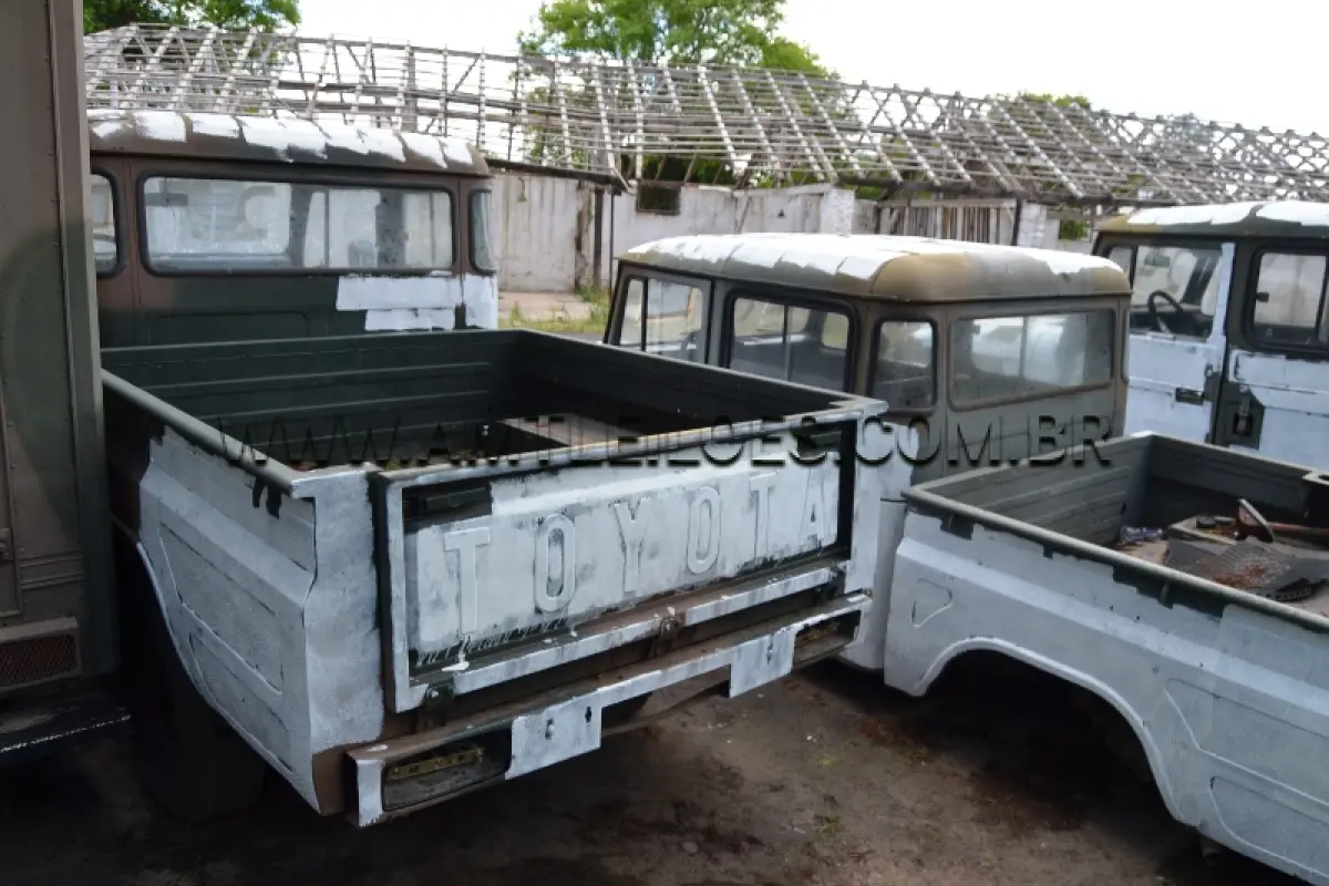 LOTE 027 - MARCA/MODELO: RÁDIO CABINE DUPLA TOYOTA BANDEIRANTE BJ55LP