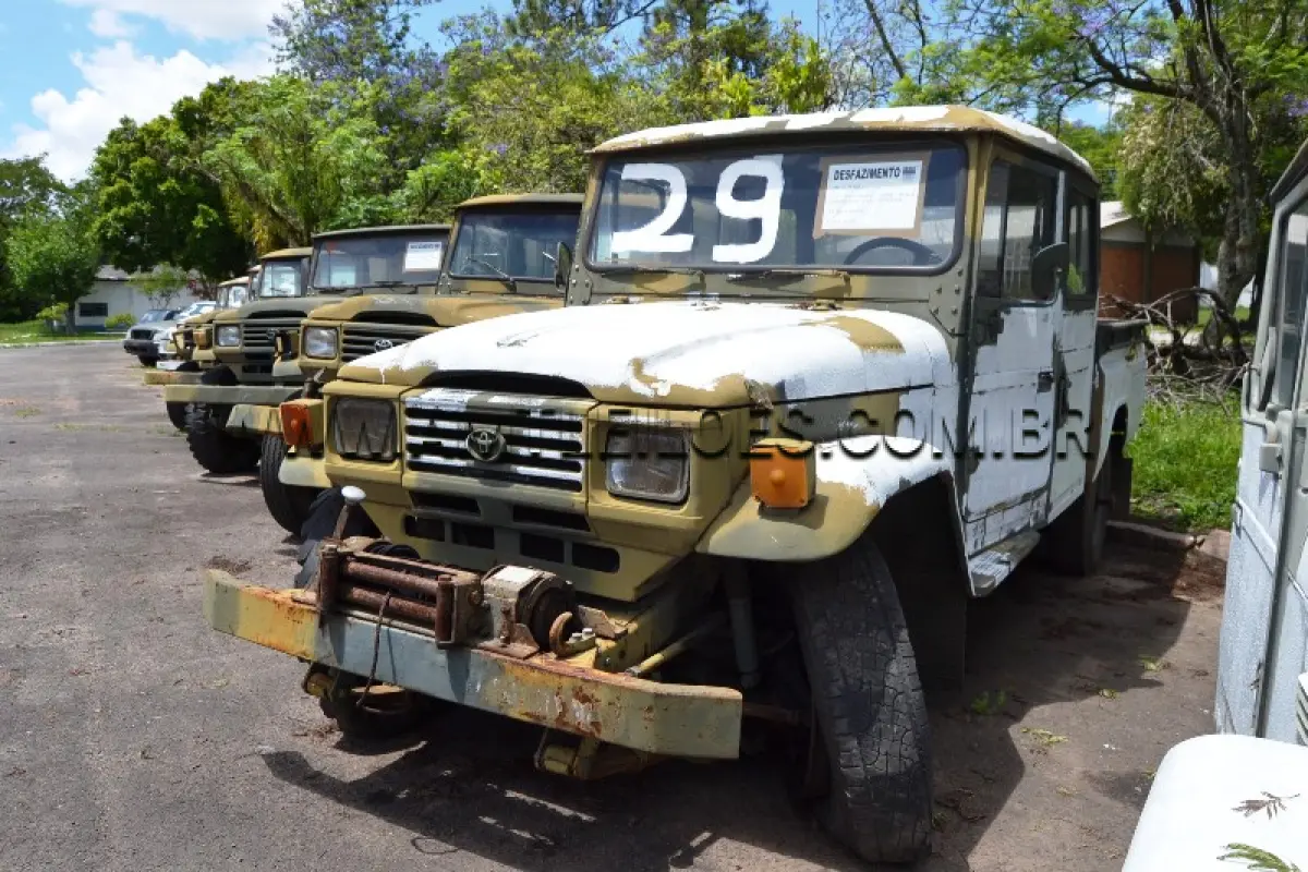LOTE 029 - MARCA/MODELO: RÁDIO CABINE DUPLA TOYOTA BANDEIRANTE BJ55LP