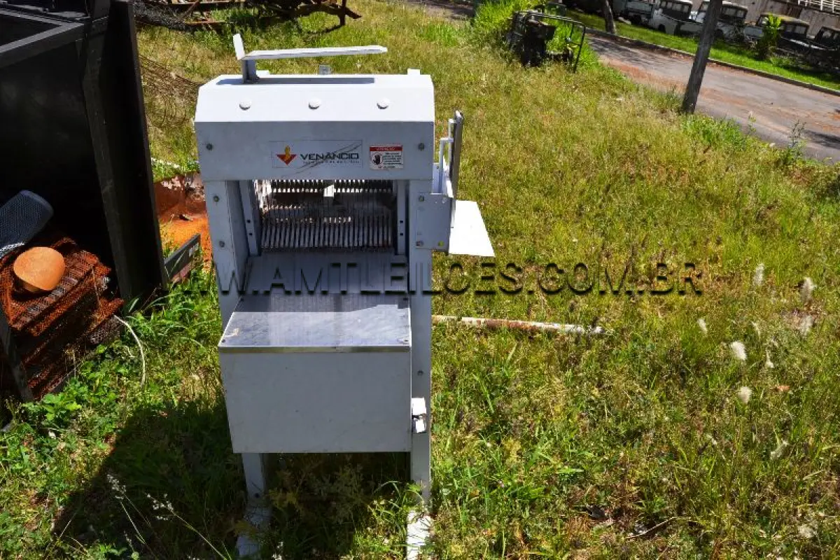 LOTE 01 - SUCATA DE FERRO COM PESO APROXIMADO DE 6.000 KG